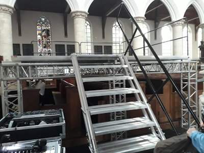Adjustable stage stairs